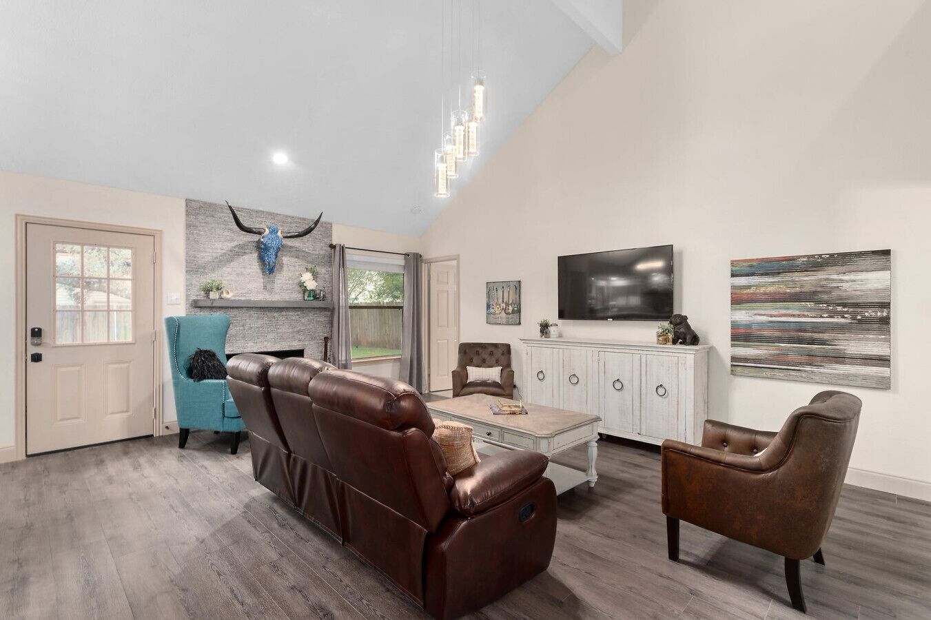 TV connectée, cheminée, livres