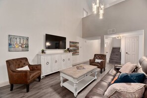 Smart TV, chimenea, libros