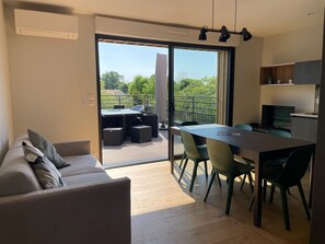 TV - In the heart of the Bassin d'Arcachon, fully renovated apartment with 30m² terrace (Audenge)