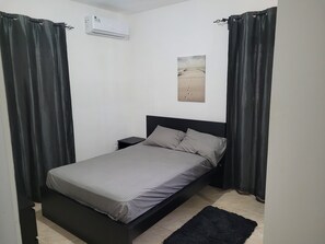 2 bedrooms, desk, iron/ironing board, free WiFi - 1 Min Walk to the Beach  (Boca Chica)