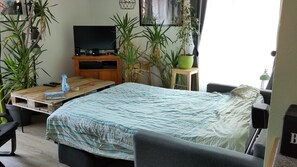2 Schlafzimmer, Schreibtisch, Bügeleisen/Bügelbrett, Reisekinderbett