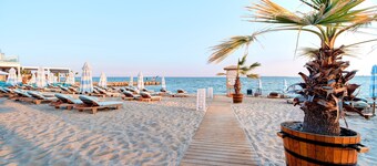 One of a kind Smart Home Beachfront Apartment @Dolphin Luxury Beach 