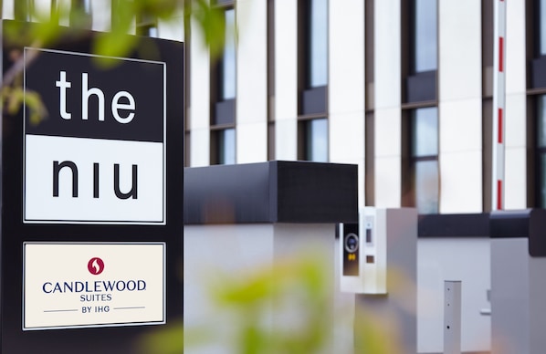 Señal para el hotel The Niu, con el logotipo de Candlewood Suites by IHG.
