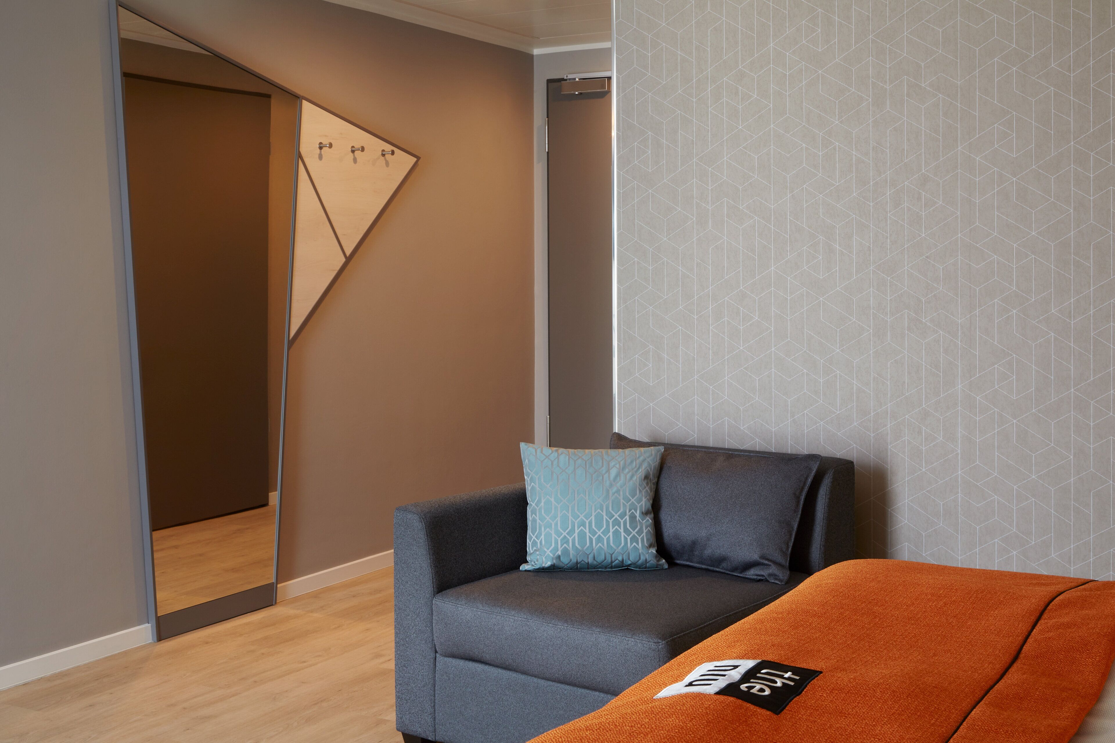 deluxe double room, 1 double bed, non smoking | in-room safe, desk, soundproofing, free wifi