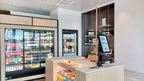 A modern retail area with refrigerated beverage displays and snack shelves. - Holiday Inn - the niu, Hub Dusseldorf Messe by IHG (Düsseldorf)