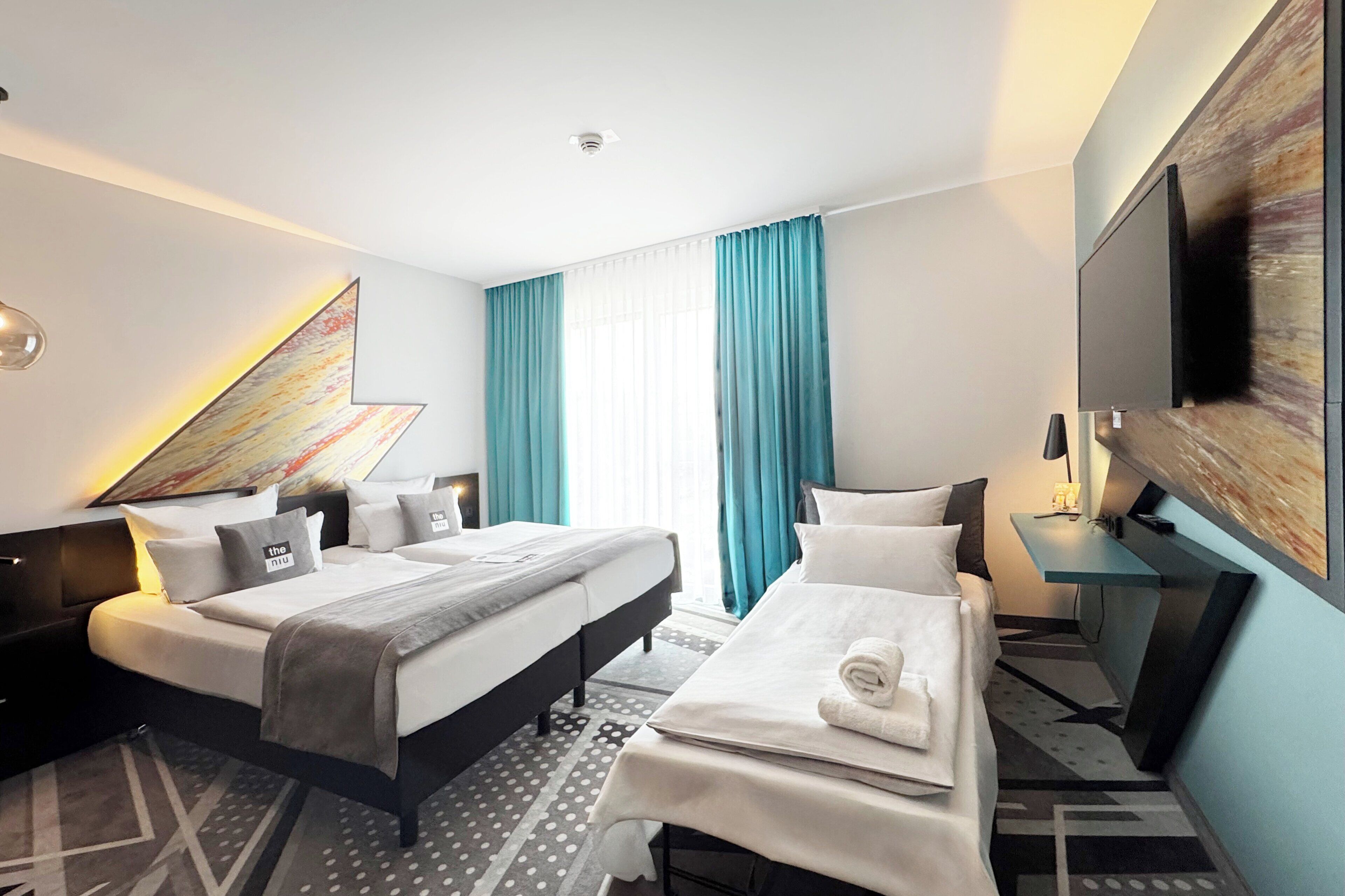 特級客房, 1 張加大雙人床及 1 張梳化床 (Up to 3 Adults) | 房內夾萬、書桌、隔音、免費嬰兒床