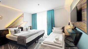 Camera Premium, 1 letto queen con divano letto (Up to 3 Adults) | Una cassaforte in camera, una scrivania, insonorizzazione