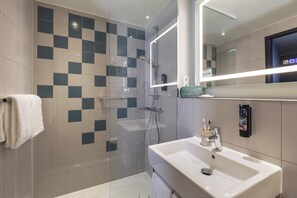 Shower, eco-friendly toiletries, hair dryer, towels - Holiday Inn - the niu, Flash Berlin Charlottenburg by IHG (Berlin)