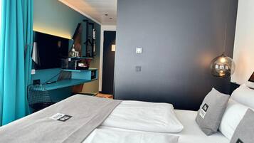 Standardzimmer, 1 Queen-Bett (Top Floor) | Zimmersafe, Schreibtisch, schallisolierte Zimmer, kostenlose Babybetten