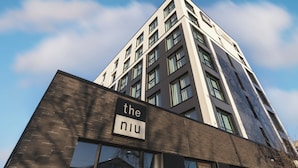 A modern building with a sign reading "the niu". - Holiday Inn - the niu, Flash Berlin Charlottenburg by IHG (Berlin)