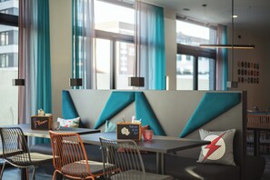 بوفيه فطور يوميًا بتكلفة قدرها (21.00 EUR للشخص)