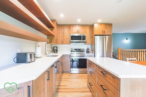 Fridge, microwave, oven, stovetop - Four Seasons Stay / Newly Renovated / Games Table (Fernie)