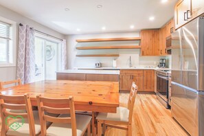 Fridge, microwave, oven, stovetop - Four Seasons Stay / Newly Renovated / Games Table (Fernie)