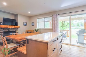 Dining - Four Seasons Stay / Newly Renovated / Games Table (Fernie)