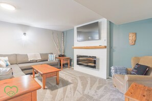 TV, fireplace - Four Seasons Stay / Newly Renovated / Games Table (Fernie)