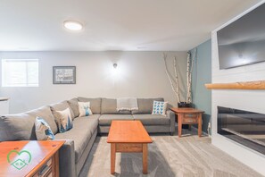 TV, fireplace - Four Seasons Stay / Newly Renovated / Games Table (Fernie)