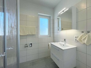 Dusche, Haartrockner, Handtücher