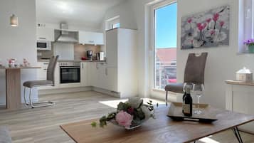 Réfrigérateur, four à micro-ondes, un four, lave-vaisselle