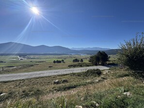 A rural landscape with a clear sky, a road, and distant mountains. - Charming 1BR Apartment, Sleeps 4, Near Center and Lifts Les Angles (Les Angles)