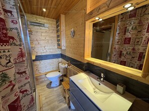 A wooden cabin bathroom with a toilet, sink, and shower area. - Charming 1BR Apartment, Sleeps 4, Near Center and Lifts Les Angles (Les Angles)