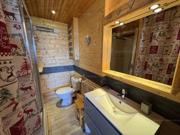 A wooden cabin bathroom with a toilet, sink, and shower area. - Charming 1BR Apartment, Sleeps 4, Near Center and Lifts Les Angles (Les Angles)