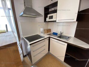 Een koelkast, een microgolfoven, een oven, een kookplaat