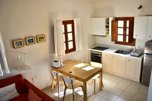 Réfrigérateur, four, plaque de cuisson, cafetière/bouilloire