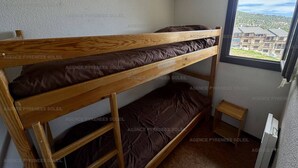 Un lit superposé avec une fenêtre dans la pièce.