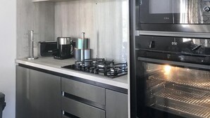 冷蔵庫、電子レンジ、オーブン、コンロ