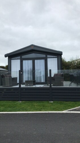 Lodge in a stunning setting and near seven of the best  beaches. Dog friendly