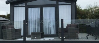 Lodge in a stunning setting and near seven of the best  beaches. Dog friendly