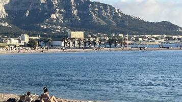 Una spiaggia nelle vicinanze