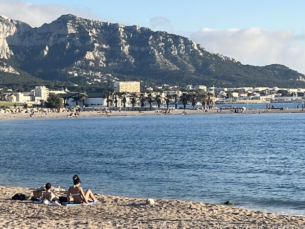 Una spiaggia nelle vicinanze