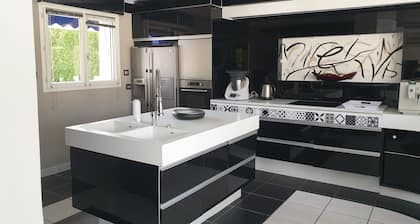 Villa avec piscine privative, sauna, jacuzzi.
