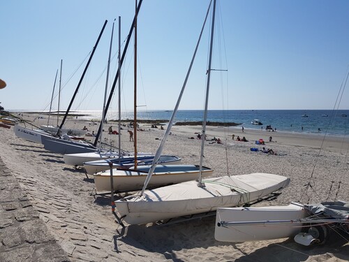 Grand 2 pièces avec jardinet, parking privé, commerces à pied, 1 km du golfe