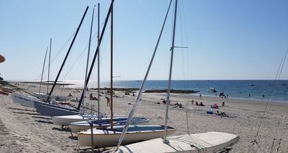 Grand 2 pièces avec jardinet, parking privé, commerces à pied, 1 km du golfe
