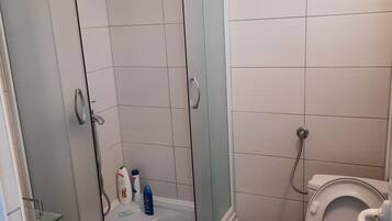 Suihkun ja ammeen yhdistelmä, hiustenkuivaaja, pyyhkeet, saippua