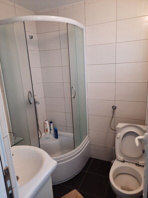 Kombinert dusj/badekar, hårføner, håndklær og såpe