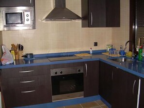 Micro-ondes, lave-vaisselle, cafetière/bouilloire