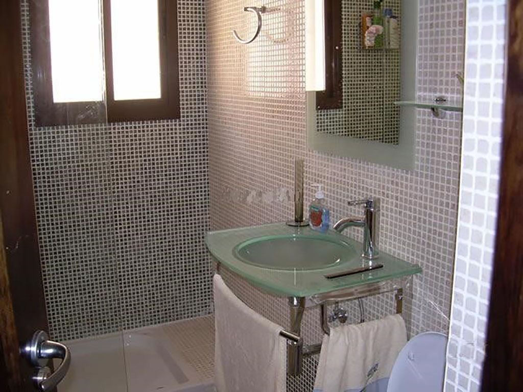 Een bad, een bidet, handdoeken