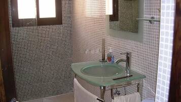 Een bad, een bidet, handdoeken