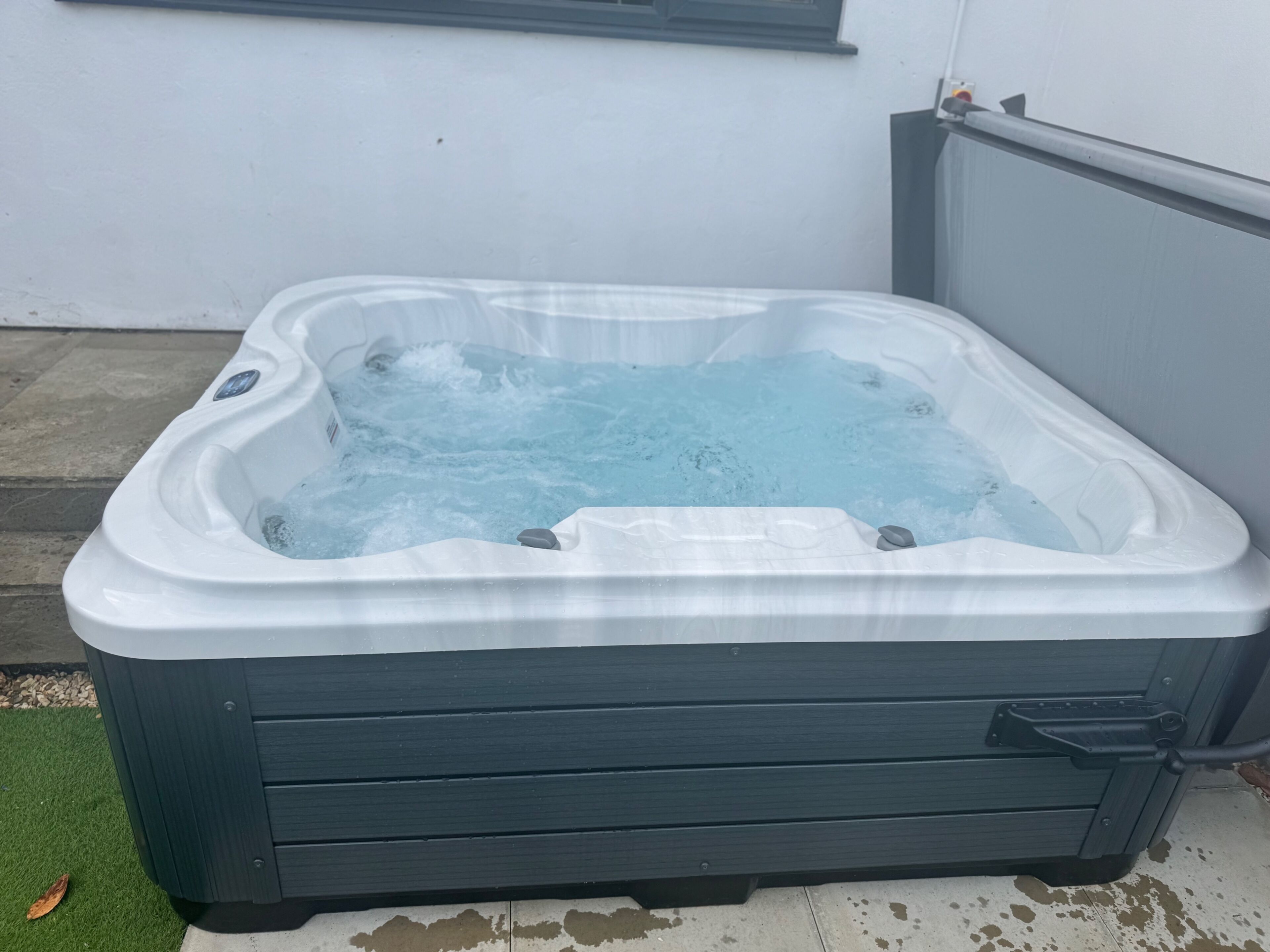 House | Outdoor spa tub