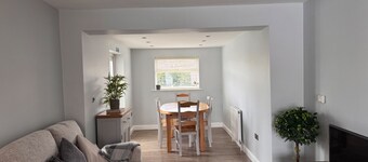 Pet-friendly - 2 Bedrooms Bungalow hot tub Parking