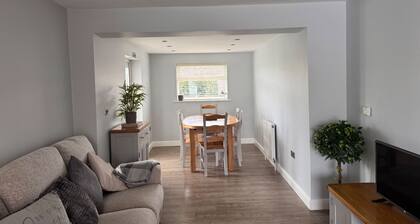 Pet-friendly - 2 Bedrooms Bungalow hot tub Parking