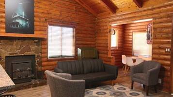 Een smart-tv, een open haard en een kantoor