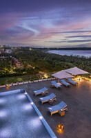 Una piscina techada, sillones reclinables de piscina