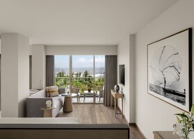 Minibar, caja de seguridad en la habitación y escritorio 