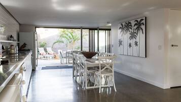 Frigorífico, microondas, placa de cocina y lavavajillas