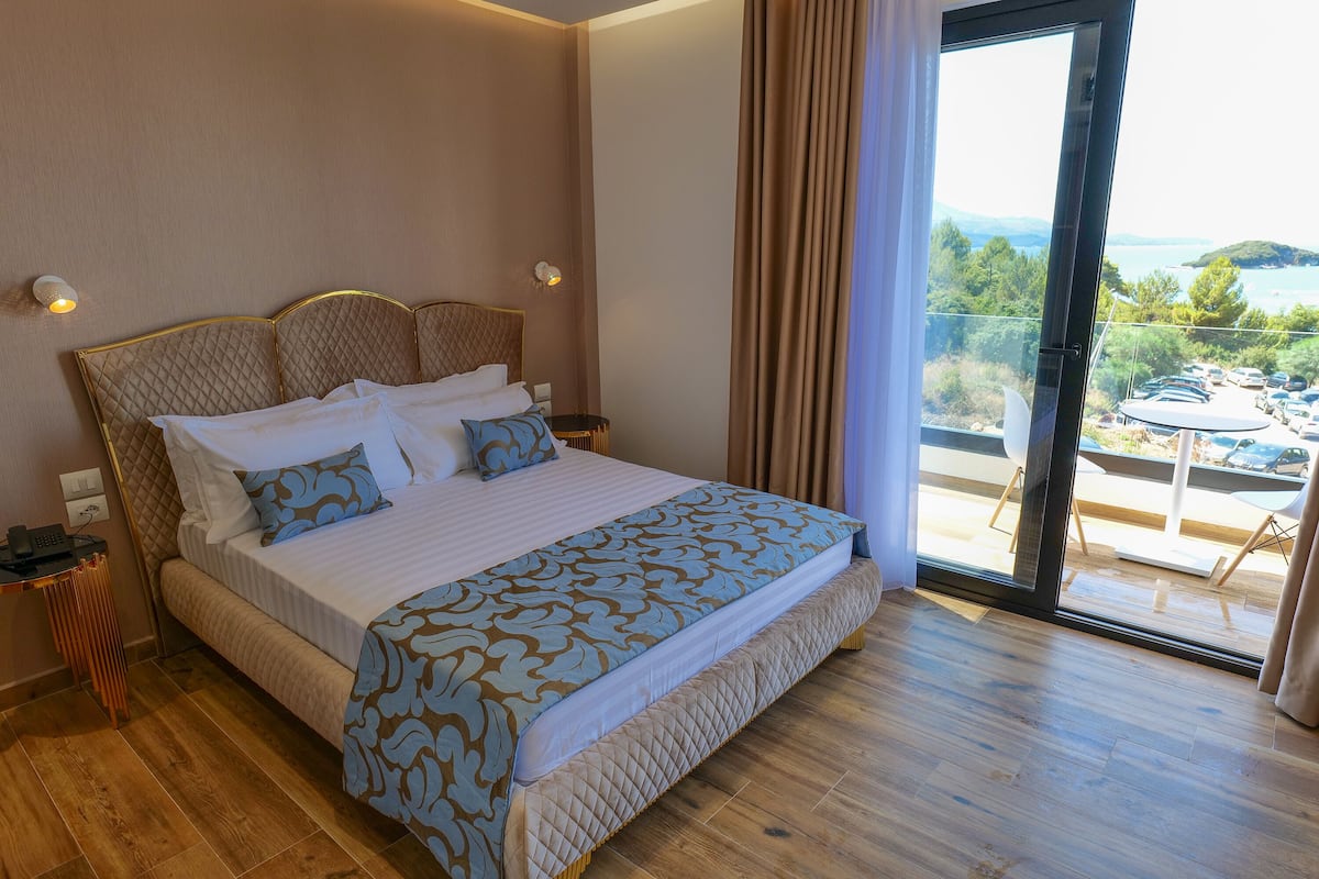 Deluxe Triple Room, Balcony | 1 bedroom, soundproofing, free WiFi, bed sheets