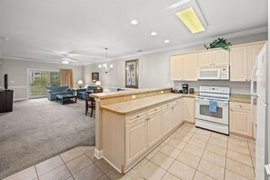 Køleskab, mikrobølgeovn, ovn, kogeplade